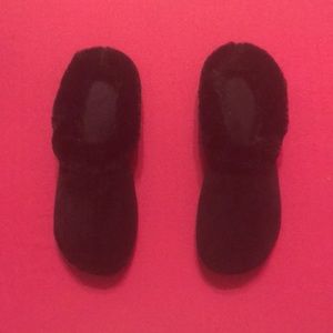 Slip on sliders in black with (faux) furry trim.